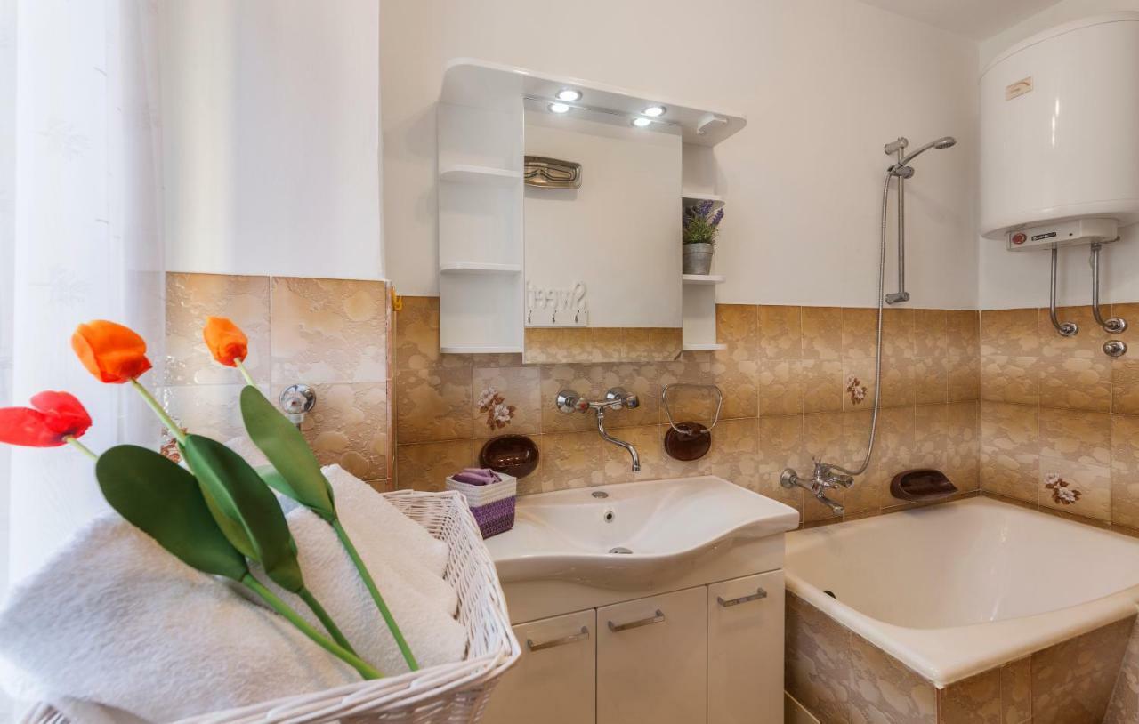 Two Bedroom Apartment, Nice Neighborhood, Free Parking, Wifi Pula Buitenkant foto