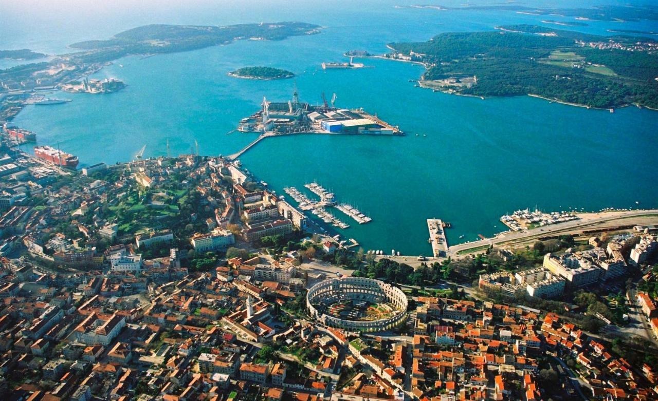 Two Bedroom Apartment, Nice Neighborhood, Free Parking, Wifi Pula Buitenkant foto